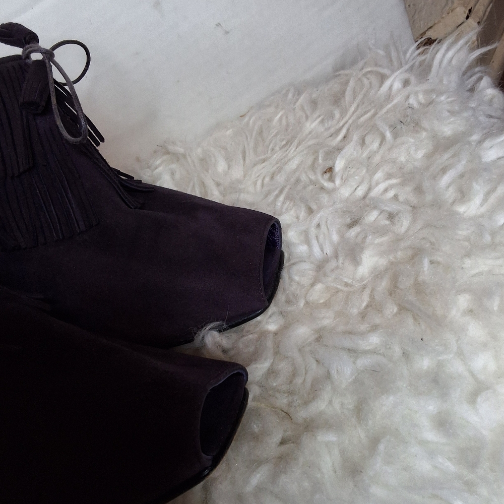 Manolo Blahnik Purple Suede Fringe Peep Toe Booties Tassel Stiletto Heels 40.5 - Picture 13 of 16